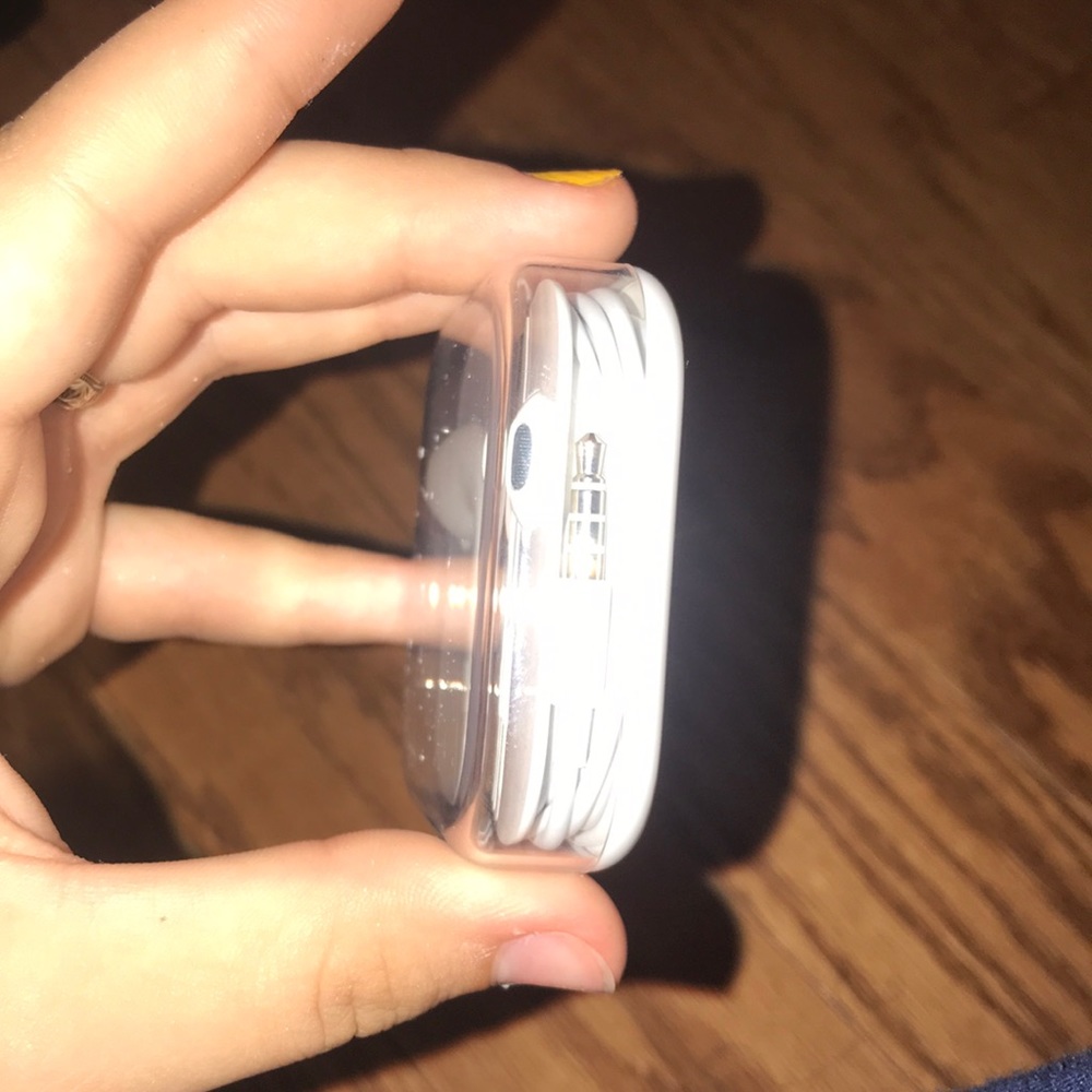 Apple Earbuds - Picture 2 of 2
